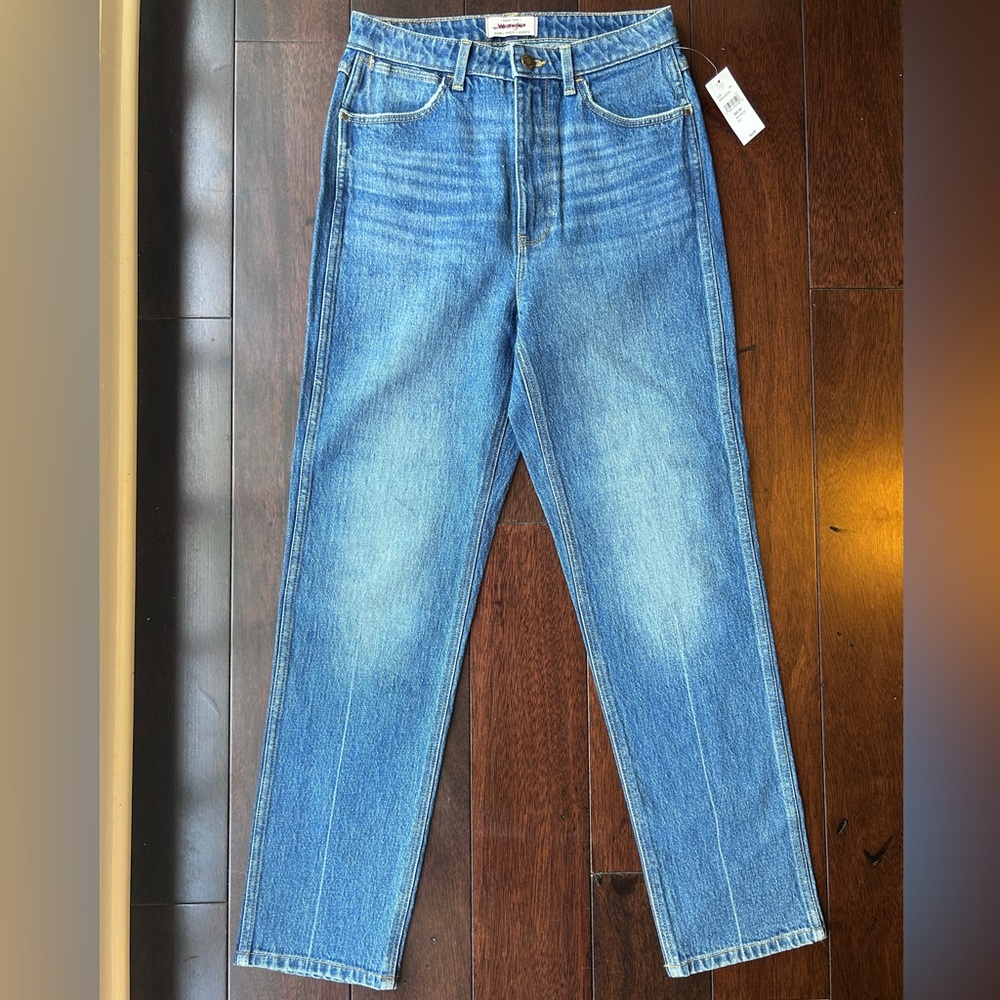 Wrangler NWT High Rise Mom Jeans Medium Wash Size 28